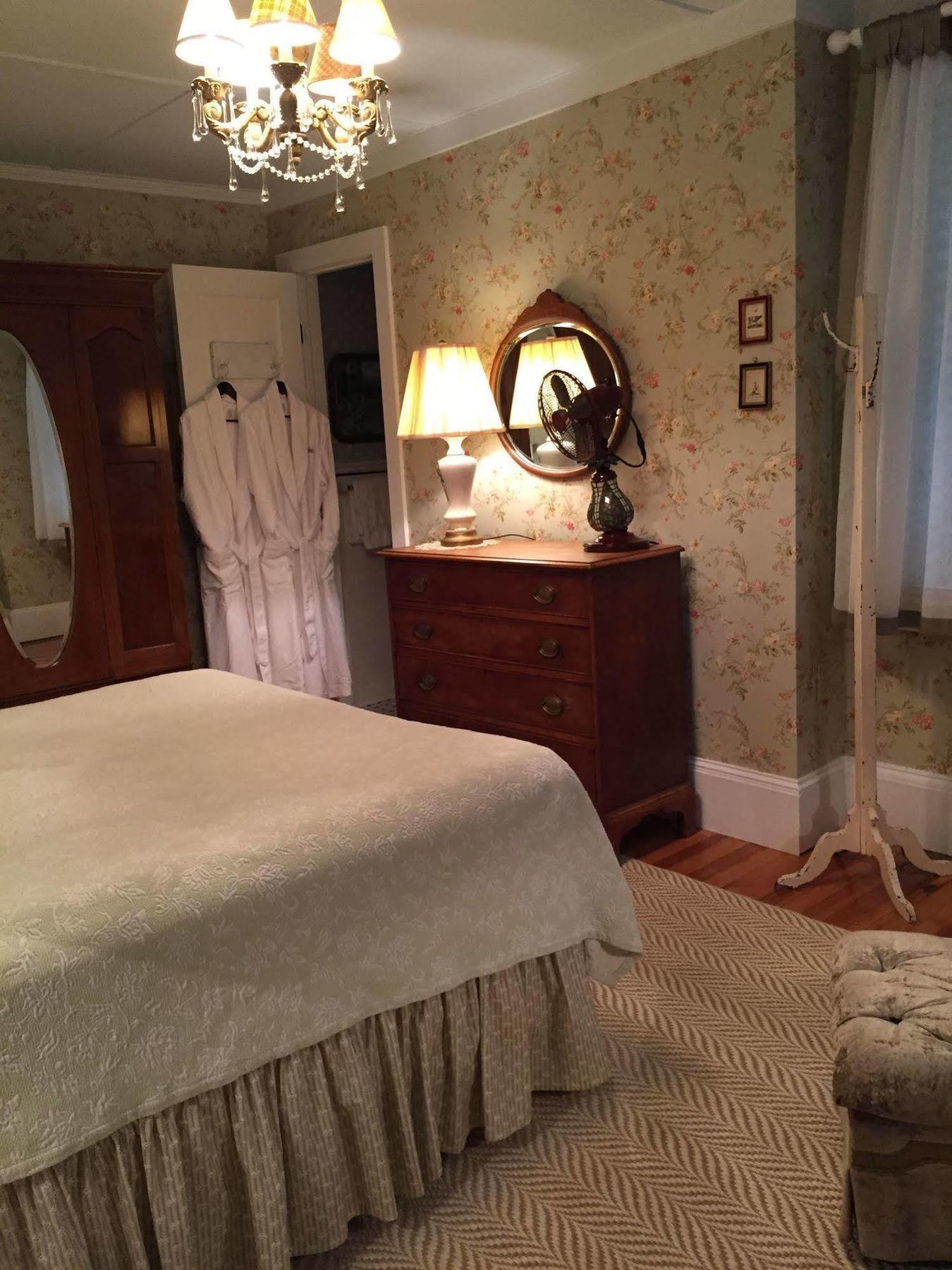 Hilltop House Bed & Breakfast Amenia Exterior photo